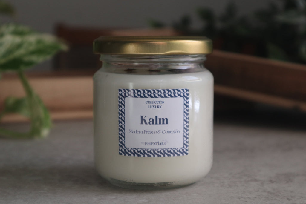 Vela Kalm (Sándalo, Palo Santo, Hierbabuena, Lavanda y Tabaco) - Luxury - My Essentials by FARA