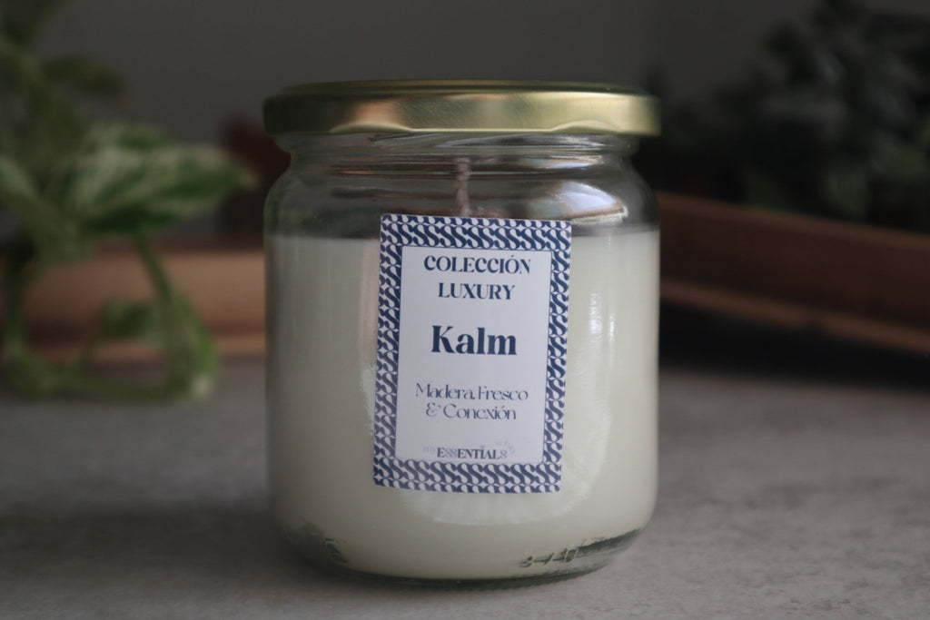 Vela Kalm (Sándalo, Palo Santo, Hierbabuena, Lavanda y Tabaco) - Luxury - My Essentials by FARA